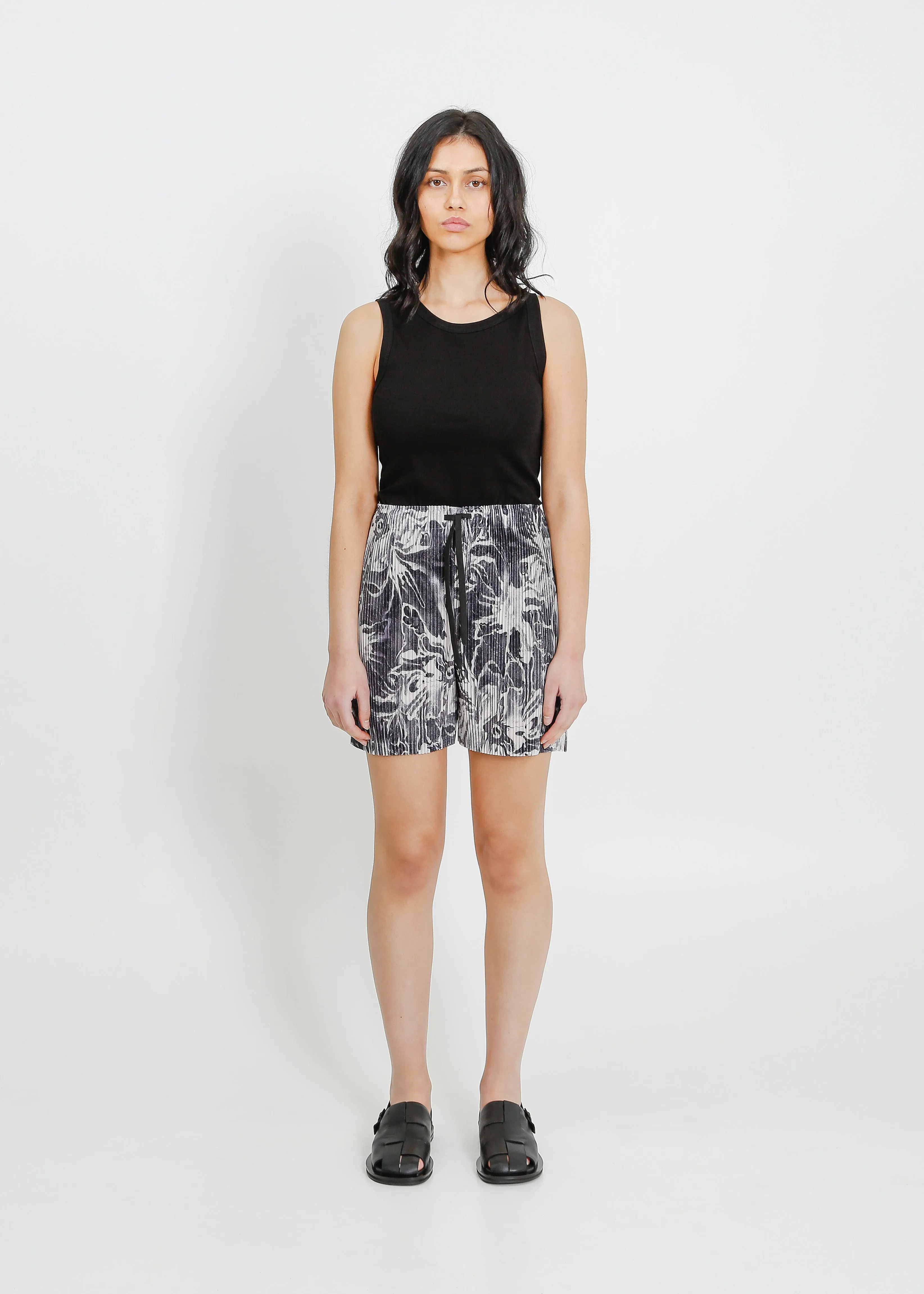 LUCKY PLEAT SHORT / BONE-BLACK