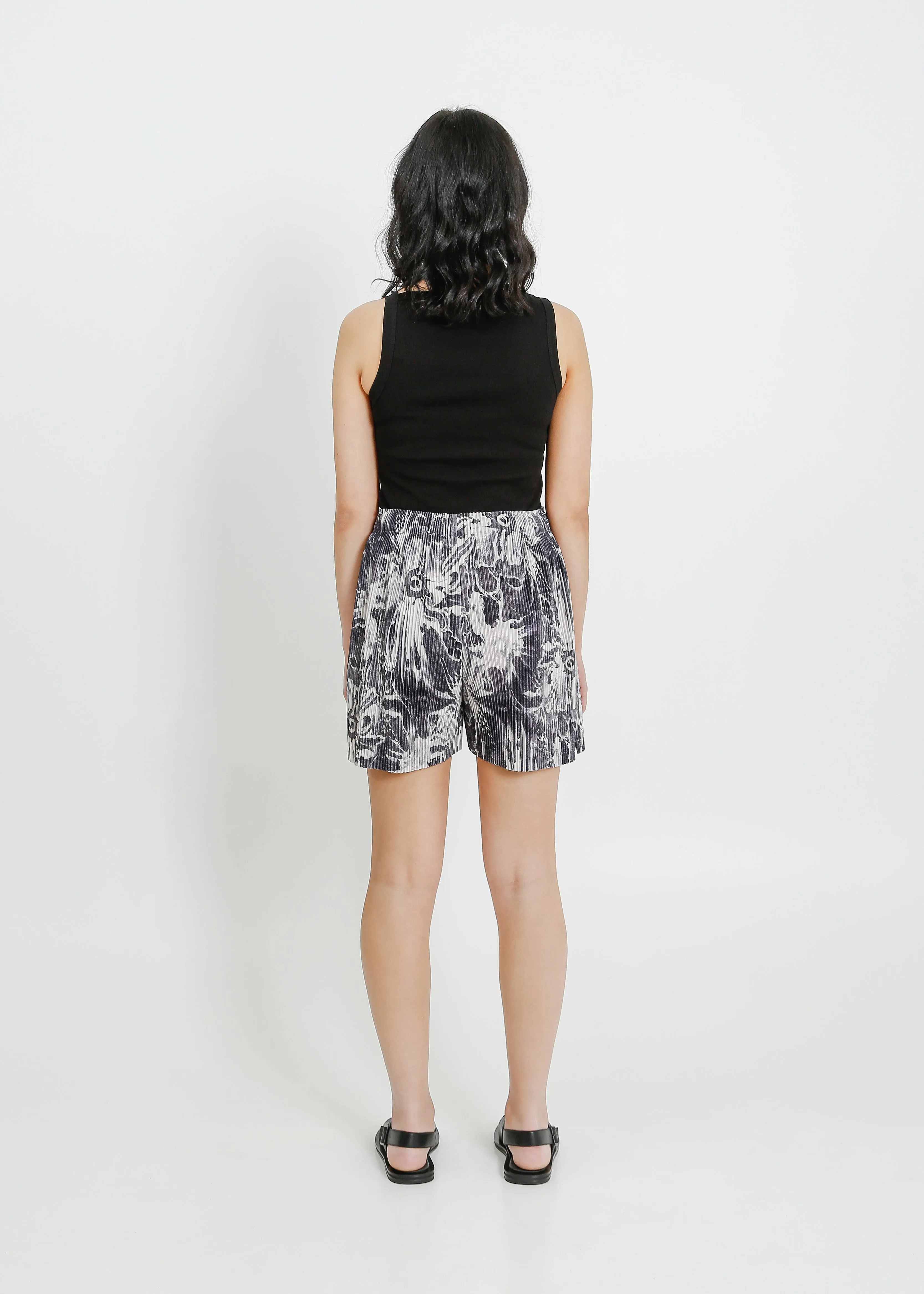 LUCKY PLEAT SHORT / BONE-BLACK