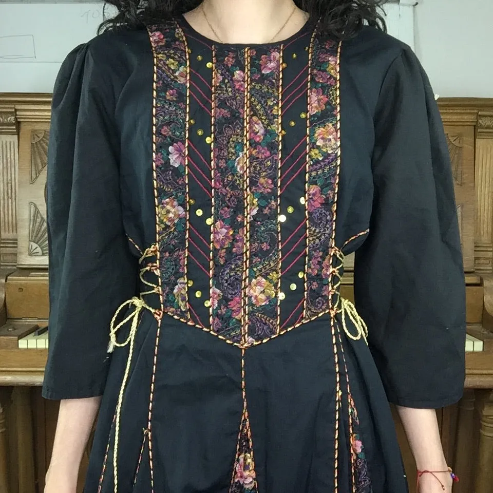 Vintage 70s | Lace Up Boho Witchy Hippie Floral Embroidered Prairie Dress | M/L